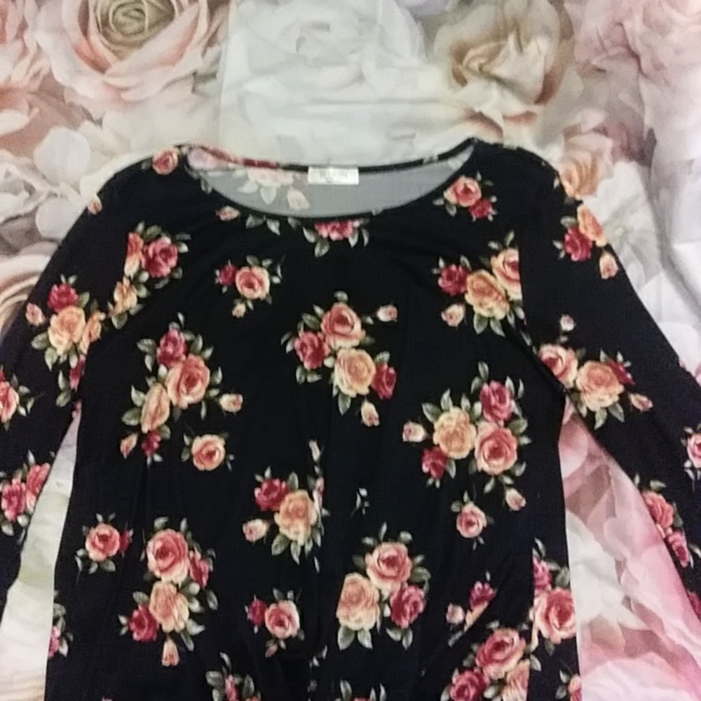 Cute Floral top with twisted/knotted hem